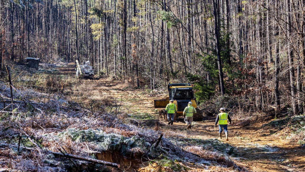 JF Electric crew working off road along Hwy 8 east of Grenada