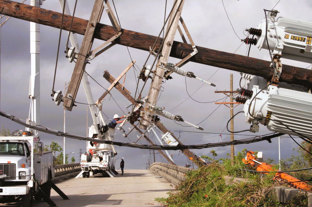 Hurricane-Katrina-damage-lineworkers